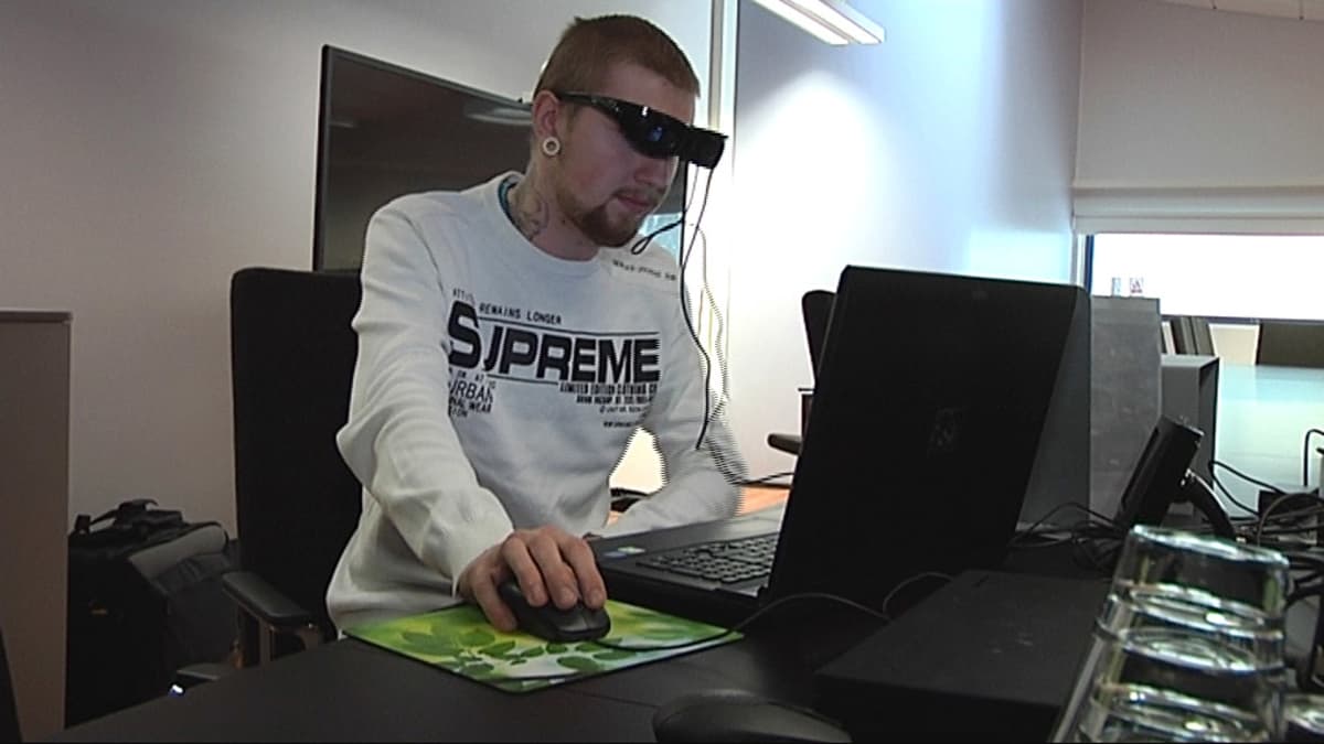 Opiskelija katsoo virtuaalilaseilla tietokonesovellusta