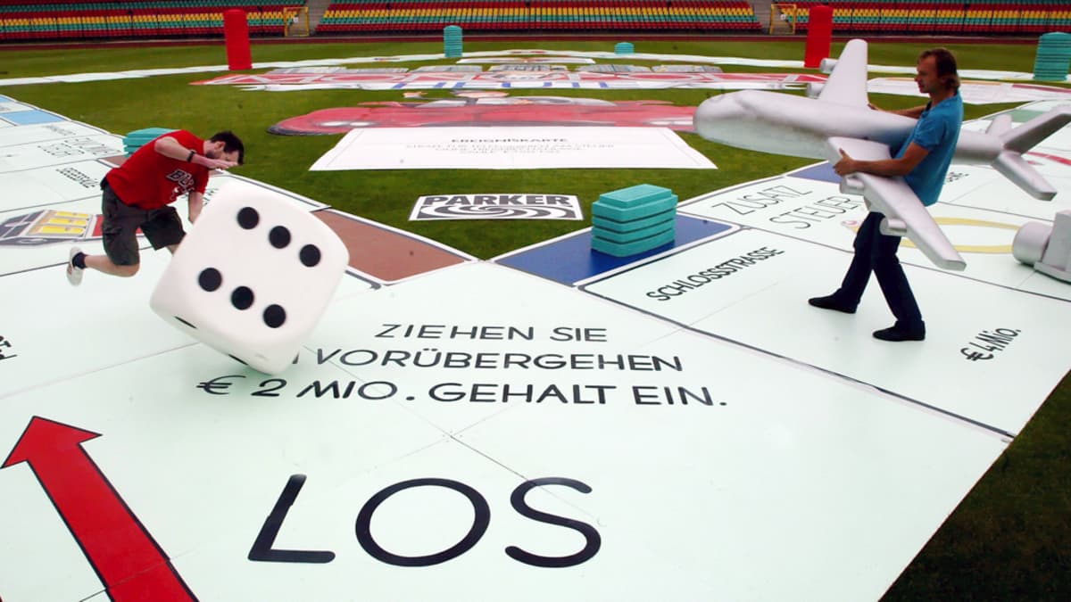 Miehet pelaavat jättimäisen pelilaudan päällä Saksassa.