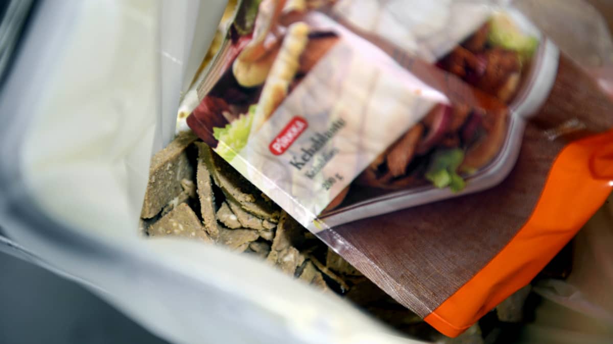 Poutun valmistamia Pirkka-kebablastuja roskiksessa.