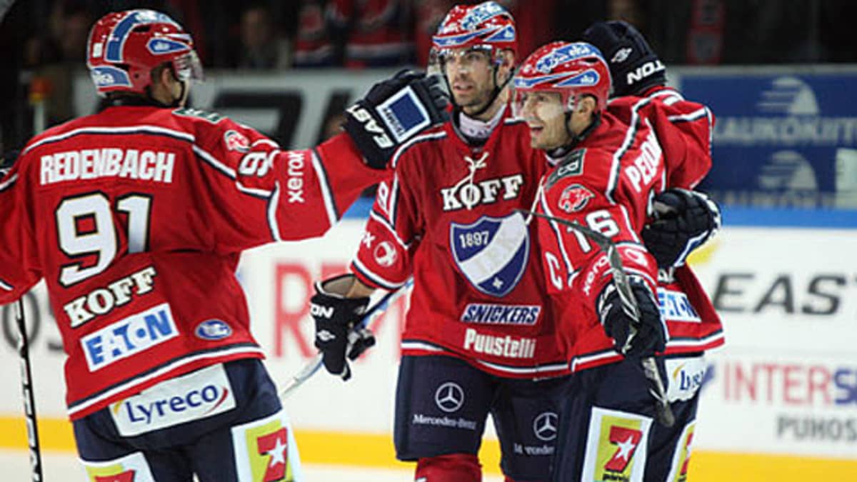 HIFK pelaajat tuulettavat liigakauden avauksessa syyskuussa 2012.