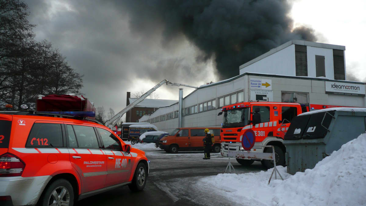 Suutarilan tulipalo hallinnassa, jälkisammutus kestää iltaan | Yle Uutiset