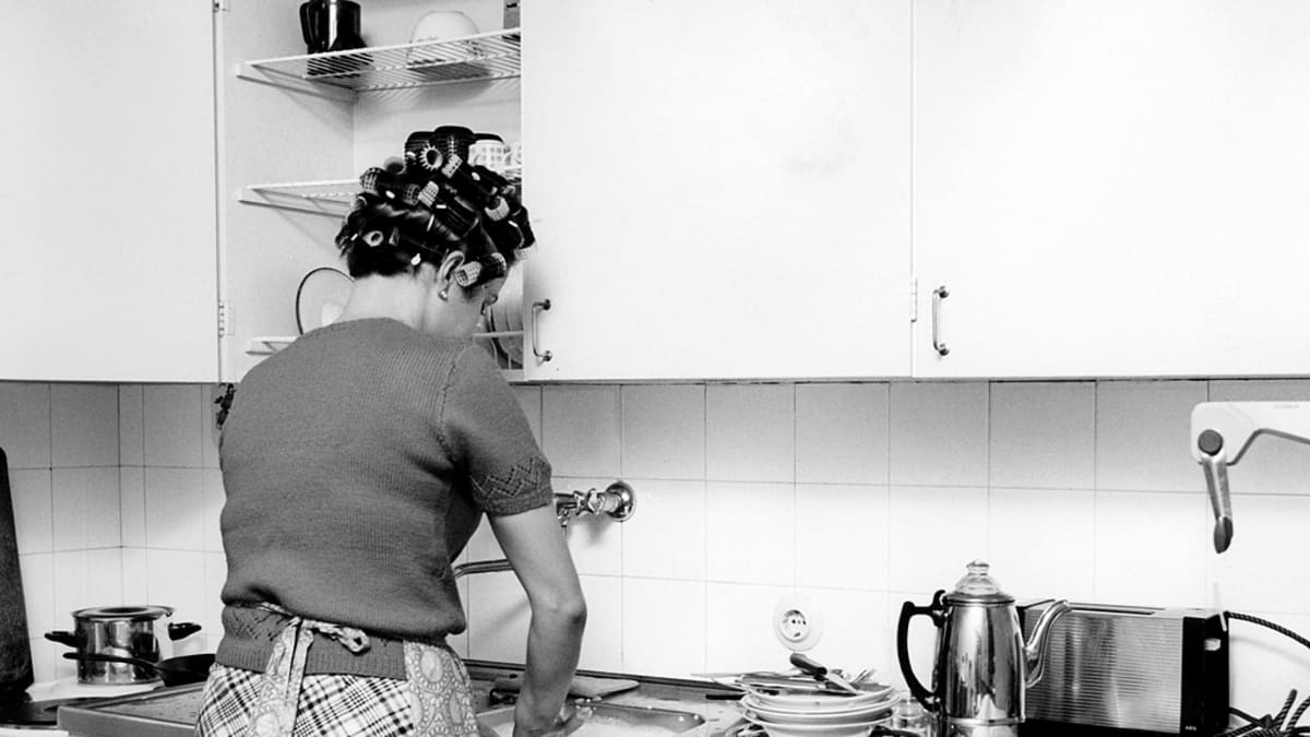 Nainen tiskaamassa keittiössä 1960-luvulla.