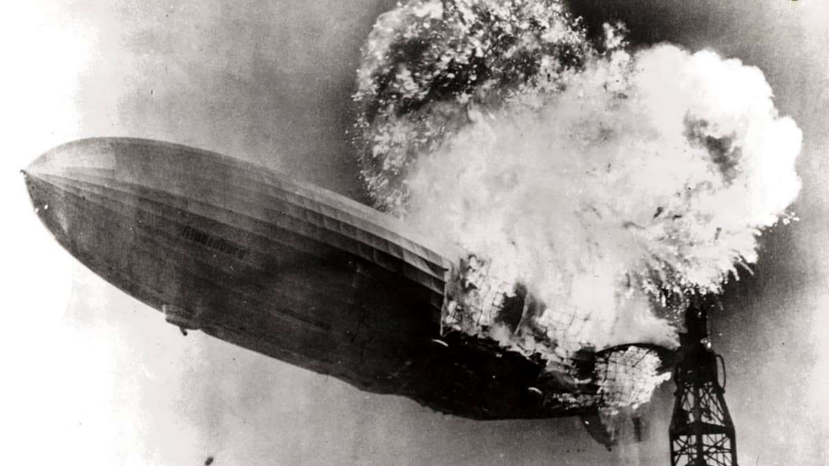 LZ 129 Hindenburg tuhoutui onnettomuudessa Lakehurstissa New Jerseyssä 6. toukokuuta 1937.