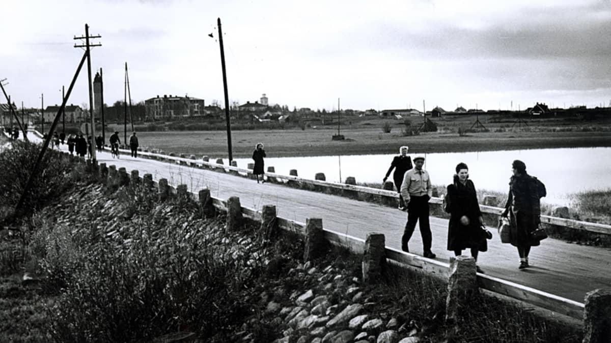 Lapin sota, evakoita Tornion ja Haaparannan välisellä sillalla, takana Haaparanta.