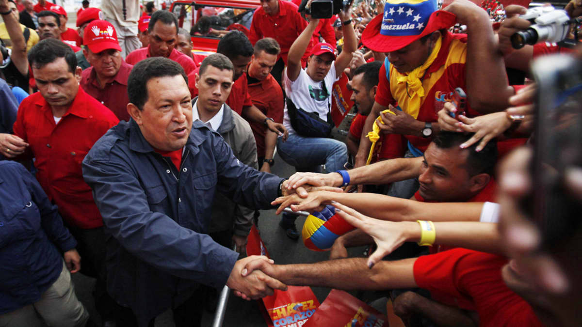 Chávez kättelee kannattajia.