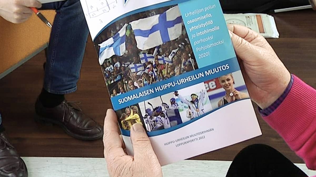 Henkilö pitelee Suomalaisen huippu-urheilun muutos -raporttia.