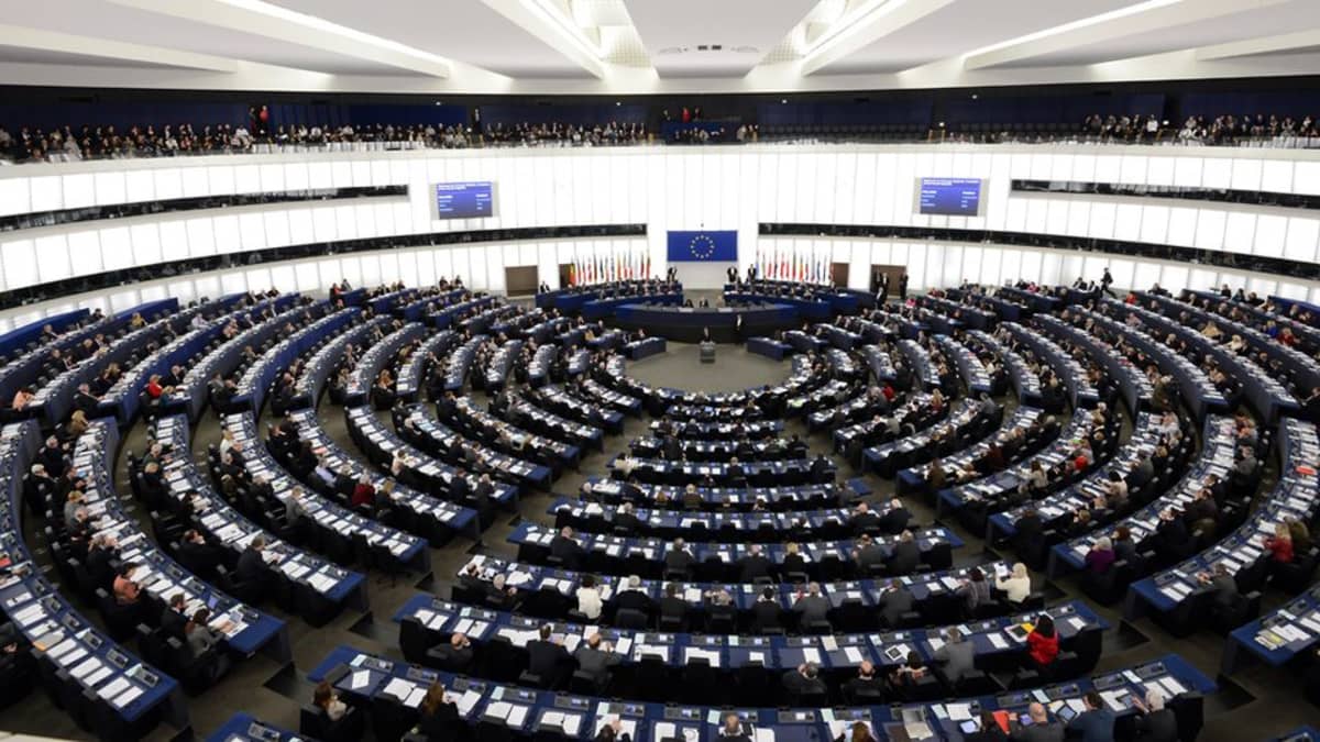 EU-parlamentti koolla istuntosalissa.