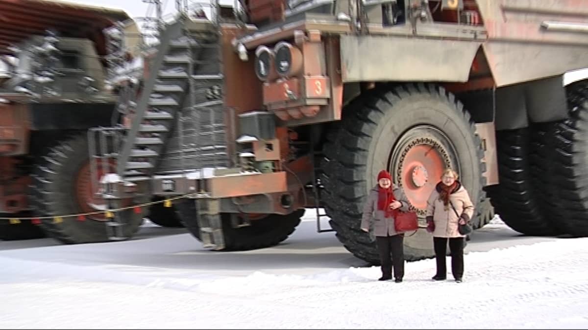 Vierailijat ihmettelemässä Talvivaaran isoja koneita