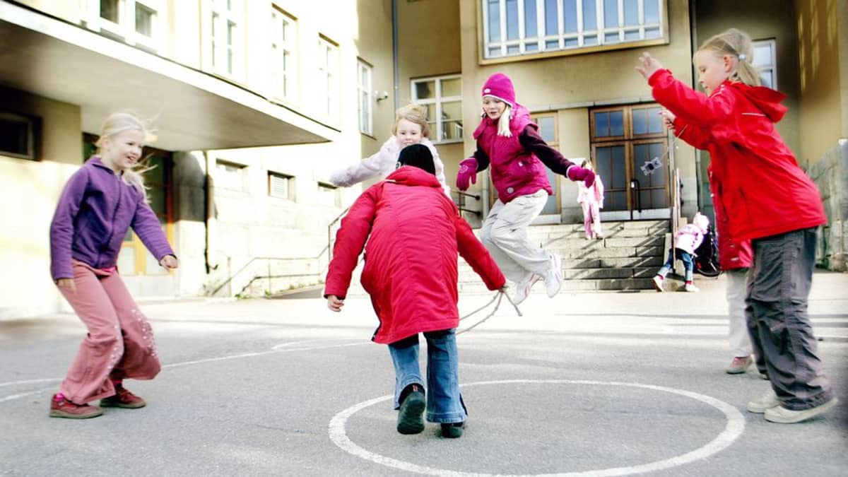 Lapset leikkivät välitunnilla Pispalan koulun pihalla Tampereella.