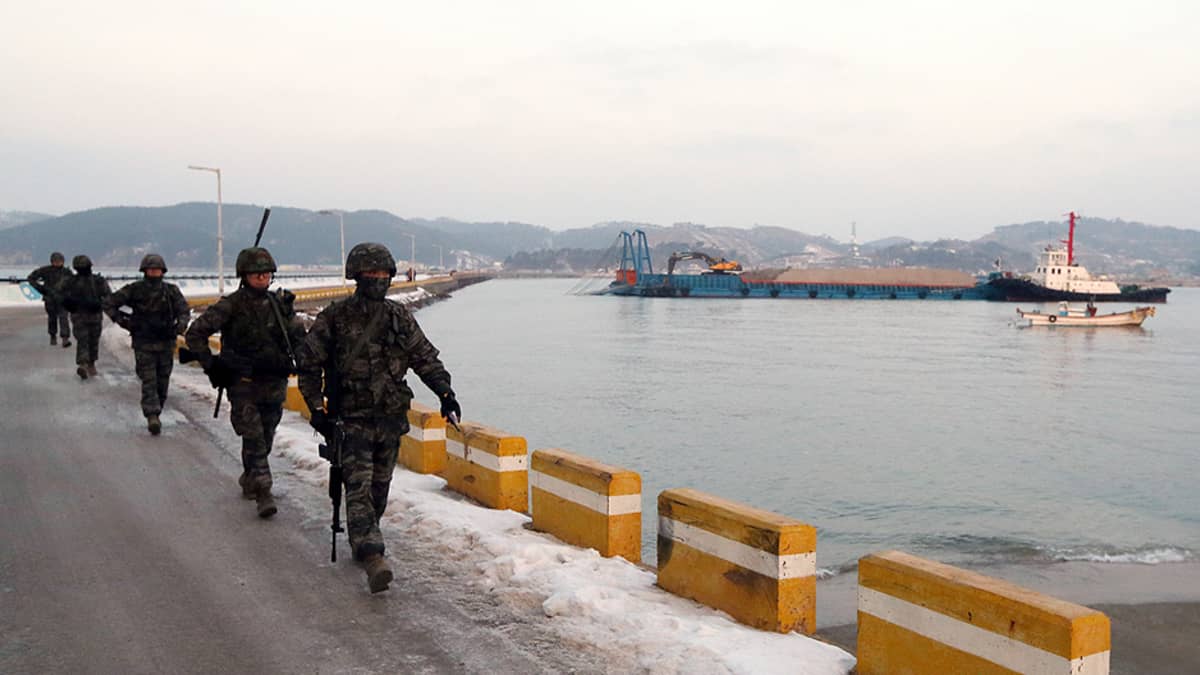 Eteläkorealaisia sotilaita Yeonpyeongin saarella.