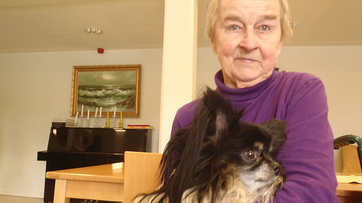 Kuvassa Anna-Liisa Määttä ja hänen oma koiransa.