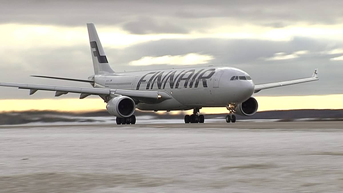 Finnairin lentokone nousukiidossa.