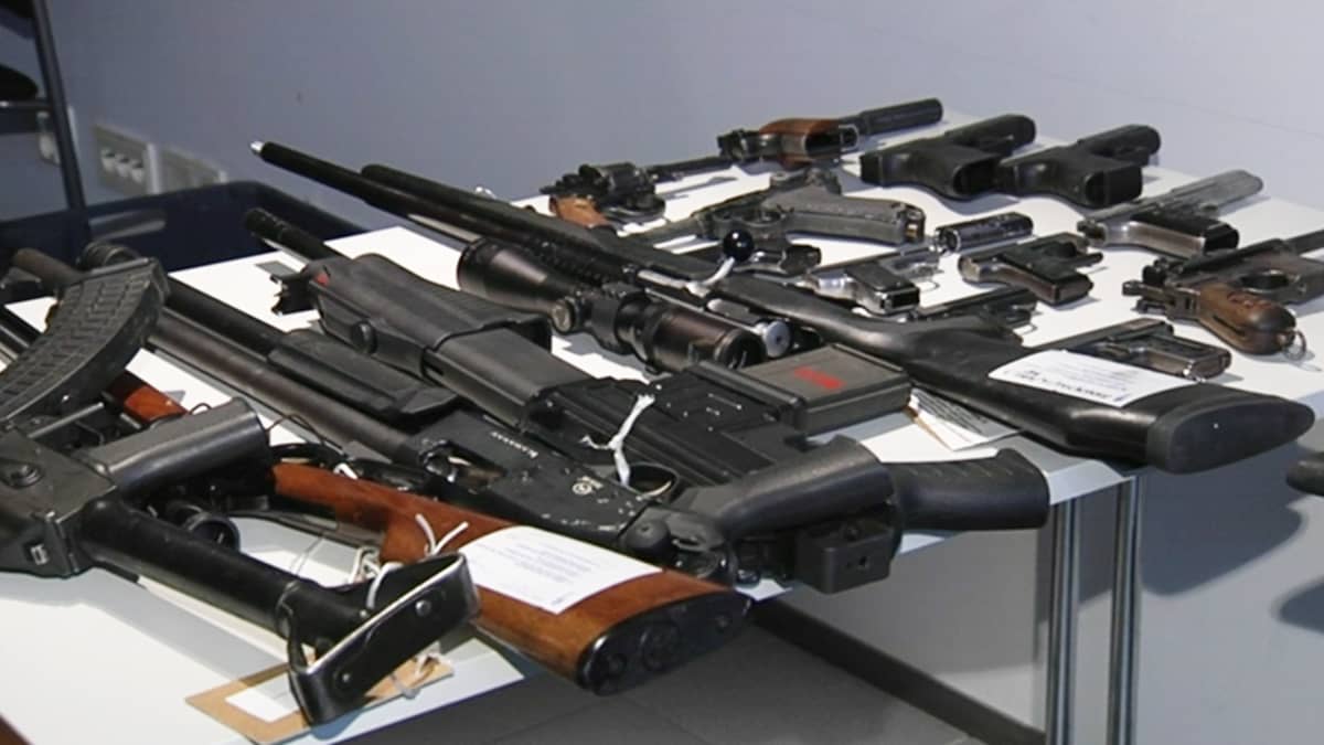 KRP:n liivijengeiltä takavarikoimia aseita huhtikuussa 2013.