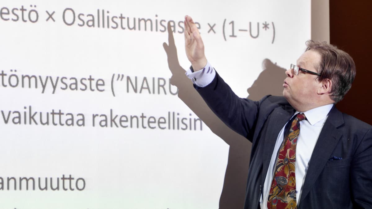 Juhana Vartiainen kirjansa  julkaisutilaisuudessa Helsingissä 