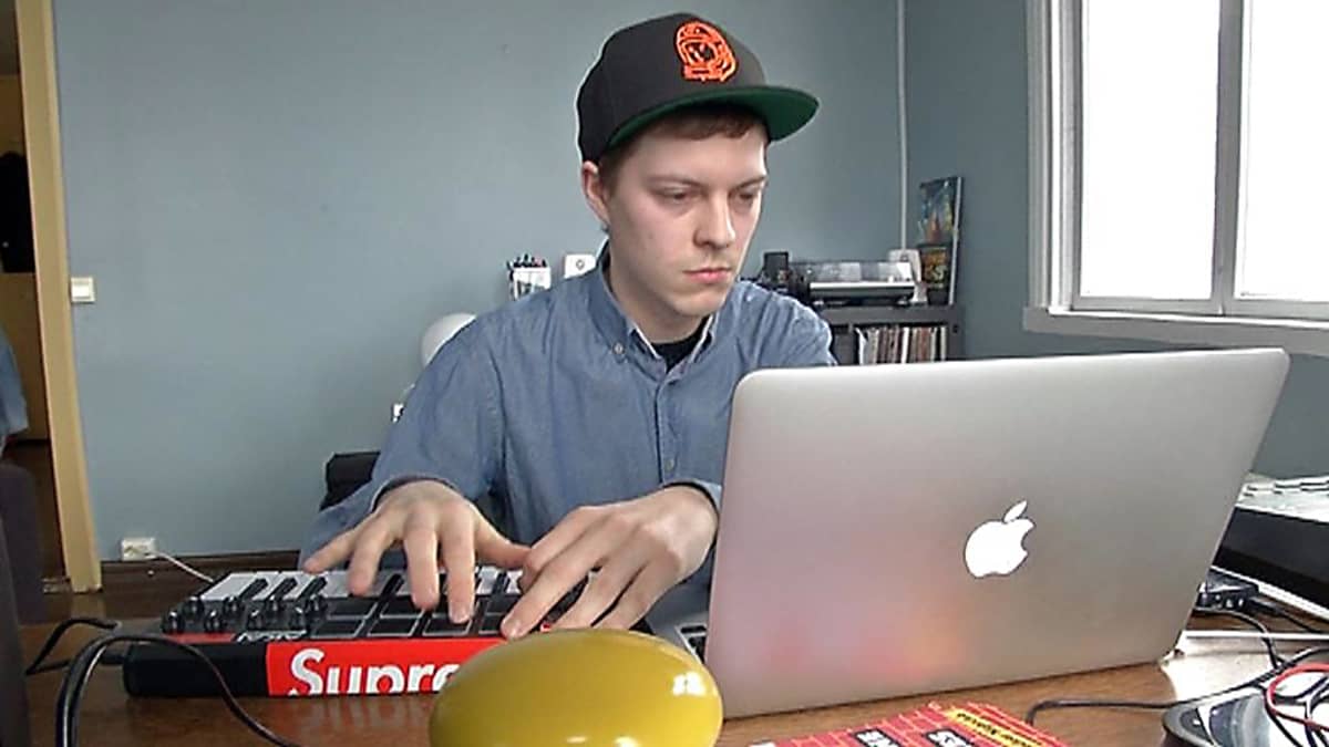 Topi Paananen artistinimeltään Somepoe tekee musiikkia tietokoneiden ja esimerkiksi rumpukoneen avulla.