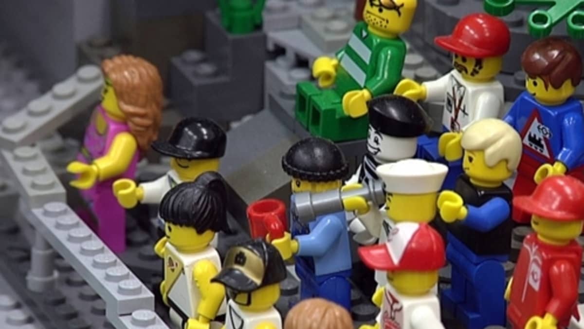 Lego-yleisö on katsomassa koskinäytöstä Imatrankoskella. 