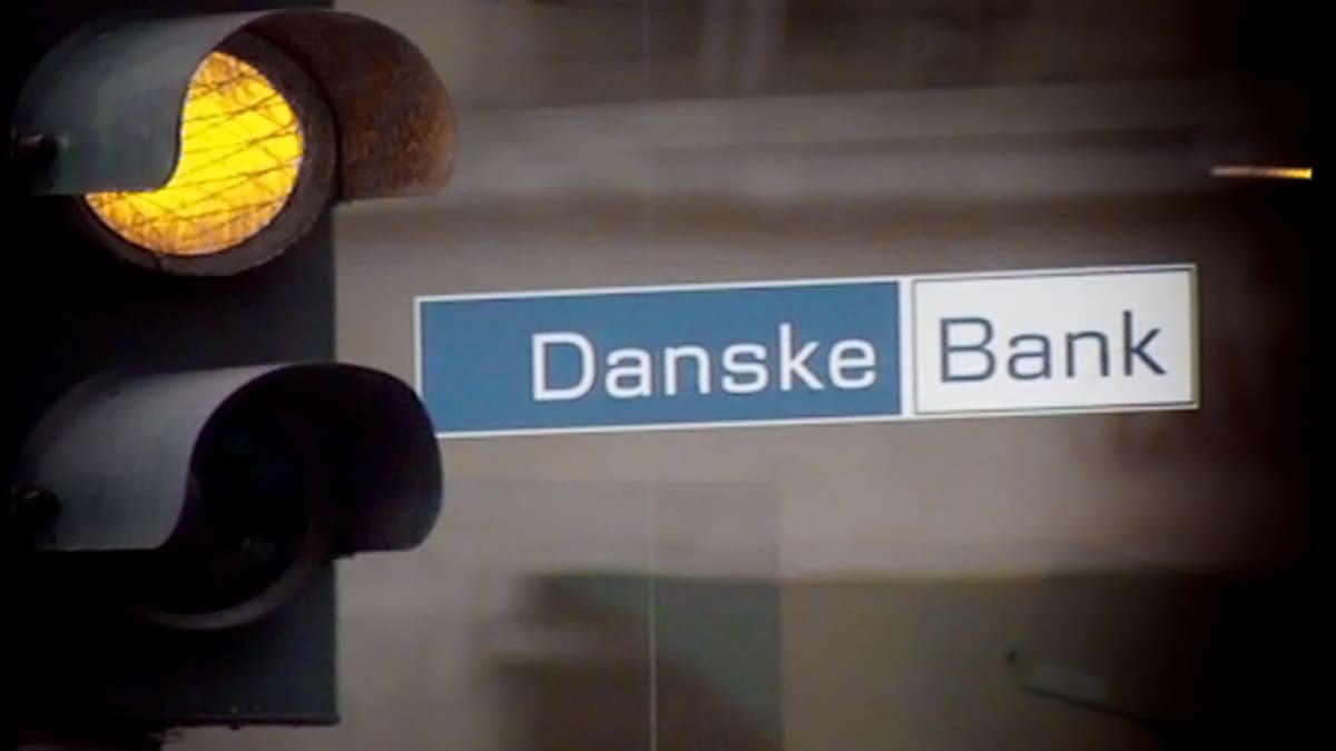 Danske Bankin logo pankkikonttorin ikkunassa.