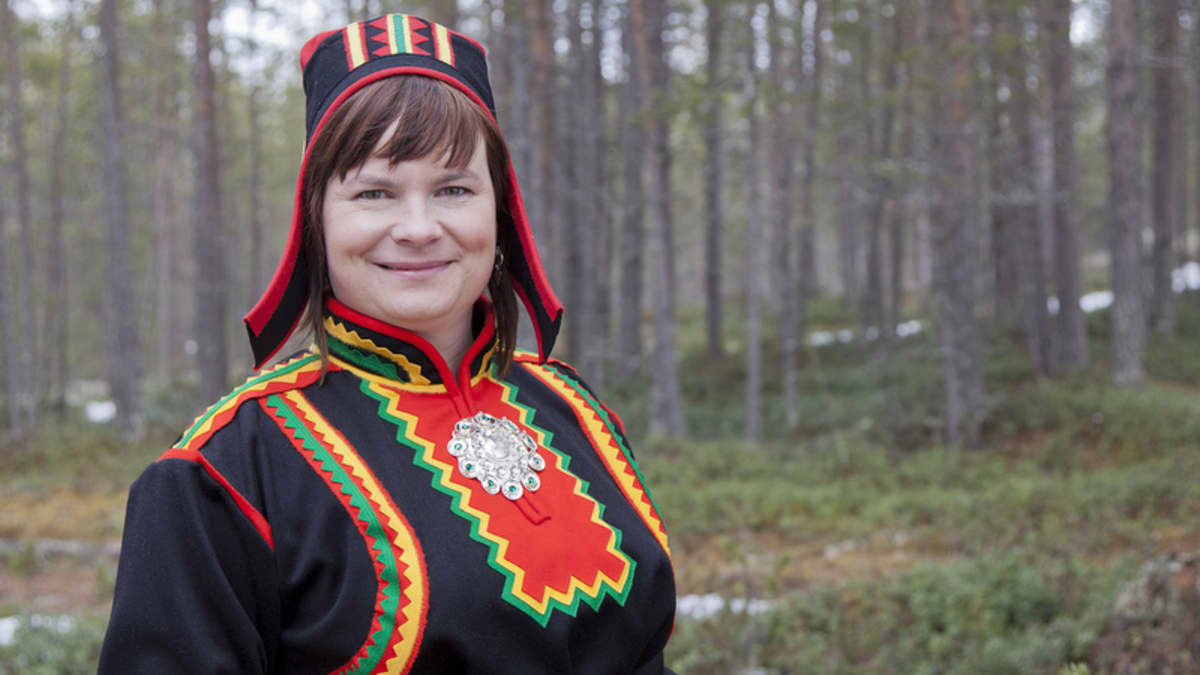 Erika Sarivaara lea pedagogihka doavttir, Vuovde-, guolásteaddji- ja duottarsámit -searvvi ságadoalli ja SDP gielddapolitihkar Anáris.