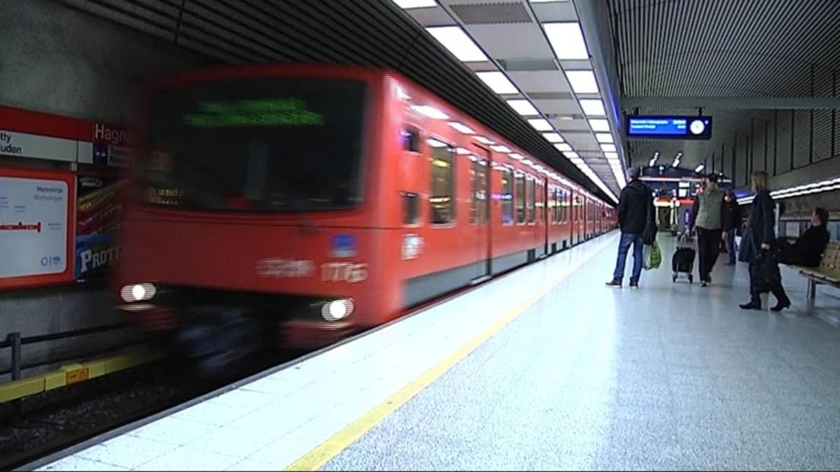 Matkustajia Hakaniemen metroasemalla.
