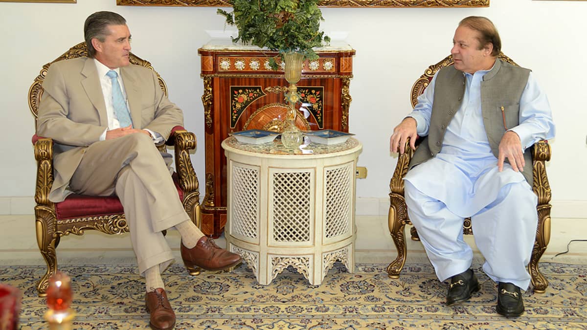 Yhdysvaltain Pakistanin suurlähettiläs Richard Olson ja PML-N-puolueen johtaja Nawaz Sharif.