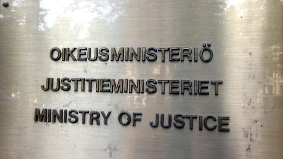 Oikeusministeriön kyltti Helsingissä.