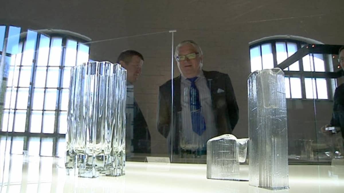 Kyösti Kakkonen katselee Tapio Wirkkalan lasimuotoilua lasin takaa