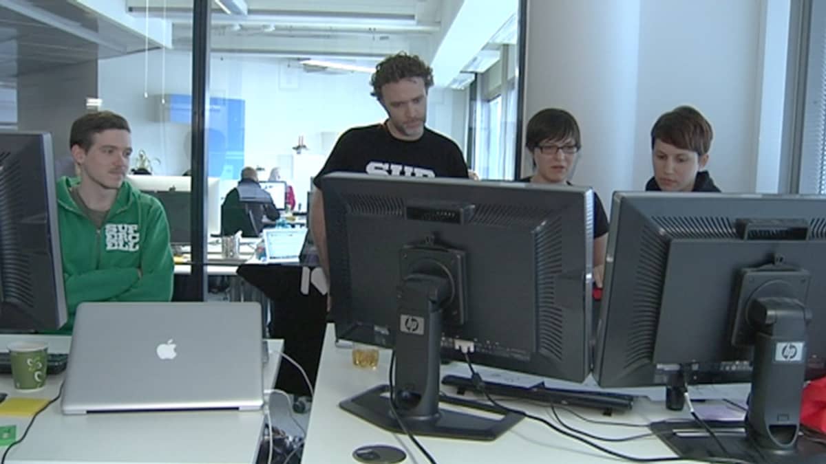 Supercell-peliyhtiön työntekijät tuijottavat tietokoneruutuja.