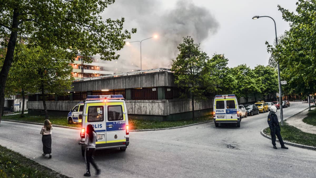 Autot palavat pysäköintialueella Tukholman Husbyssa