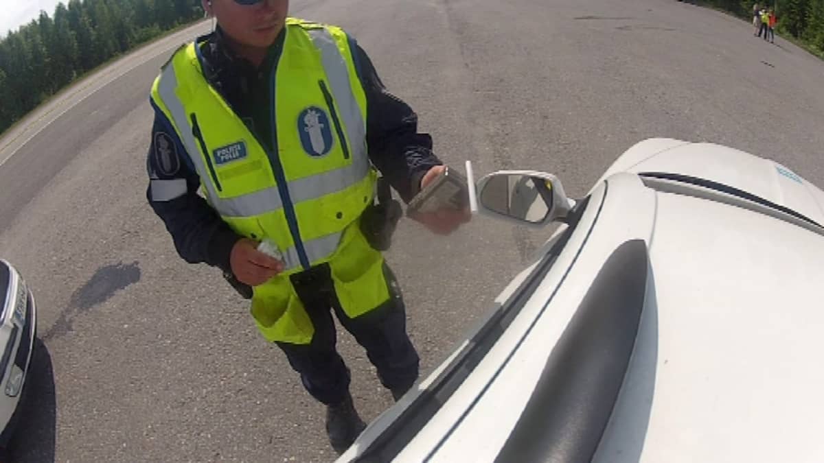 Poliisi tarjoaa alkometriä autoilijoille.