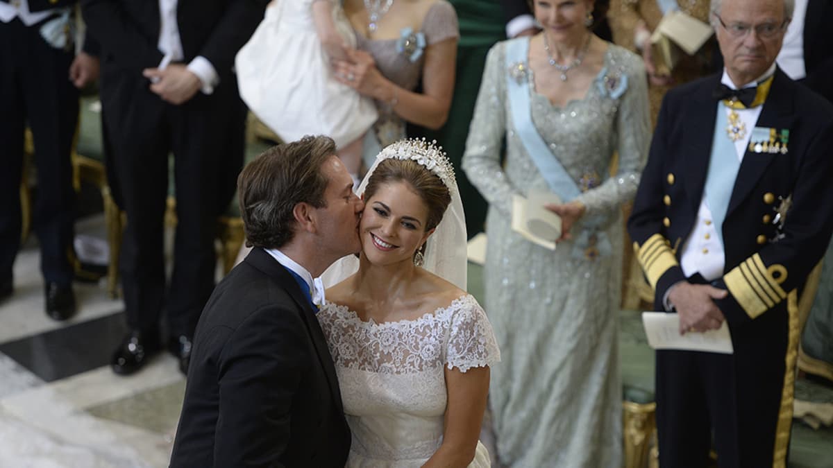 Chris O'Neill suutelee prinsessa Madeleinea poskelle vihkimisen jälkeen.
