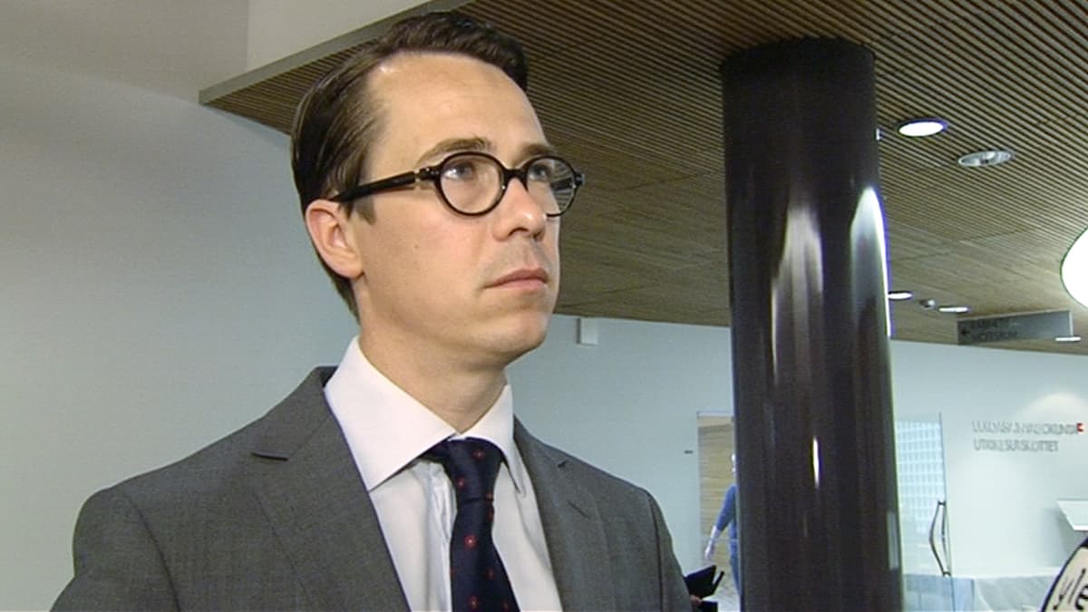 Puolustusministeri Carl Haglund.