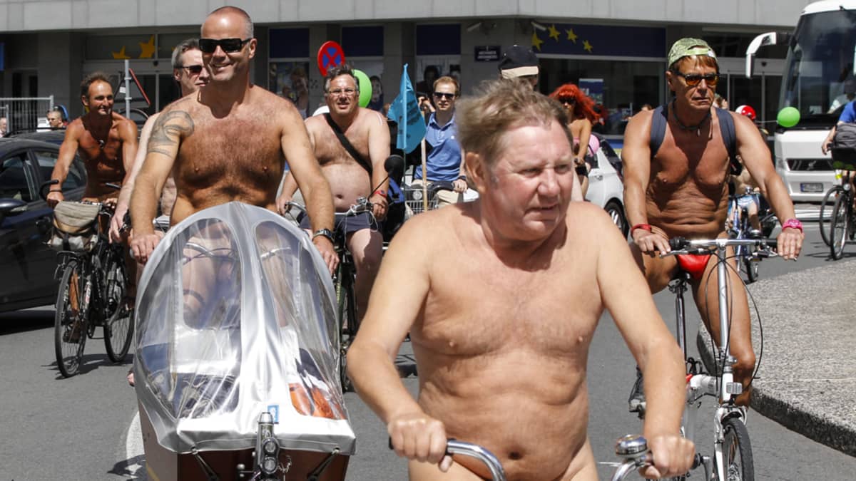 Nudistipyöräilijät osallistuivat Cyclonudista-tapahtumaa Brysselissä, Belgiassa, 15. kesäkuuta. Pyöräilijät vastustivat mm. moottoriajoneuvojen aiheuttamia ilmansaasteita ja riippuvuutta öljyntuotannosta. 