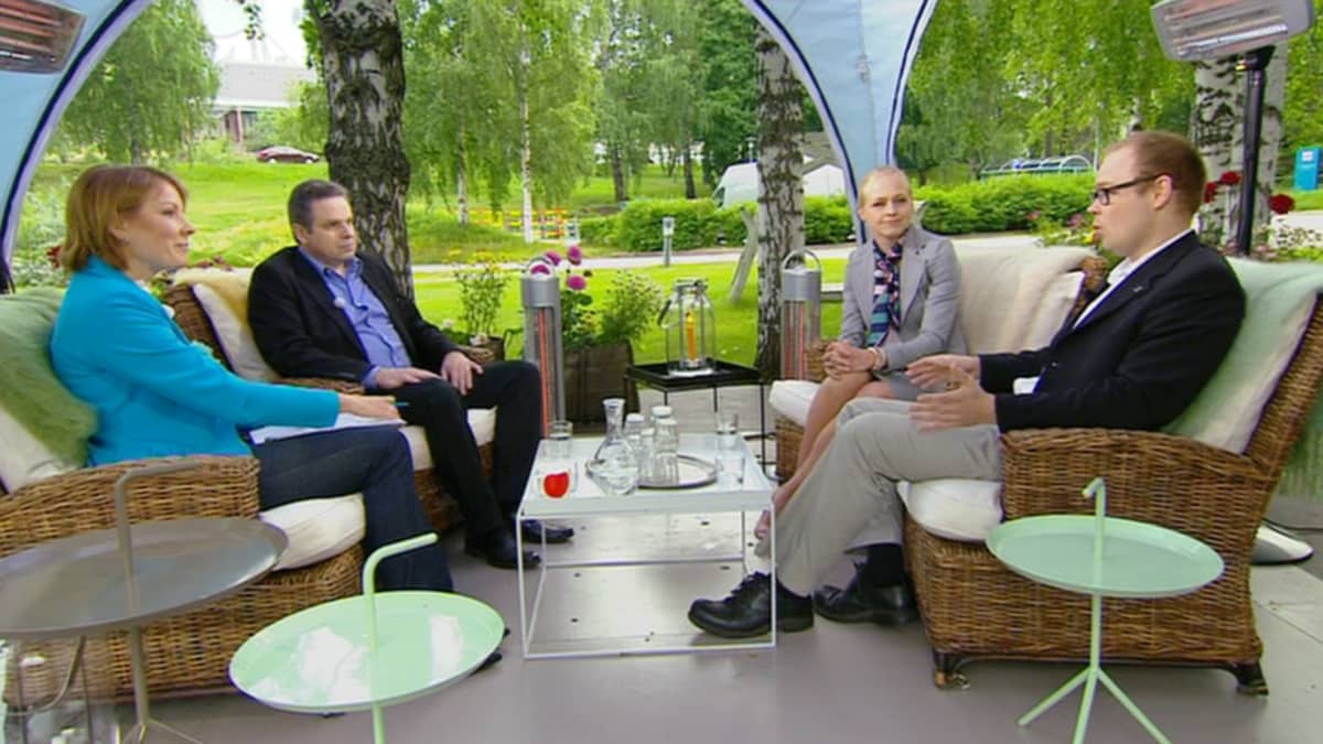 Toimittajan kanssa Kultarannan kokouksesta keskustelevat Mikko Majander (toinen vas.), Elina Lepomäki ja Simo Grönroos. 