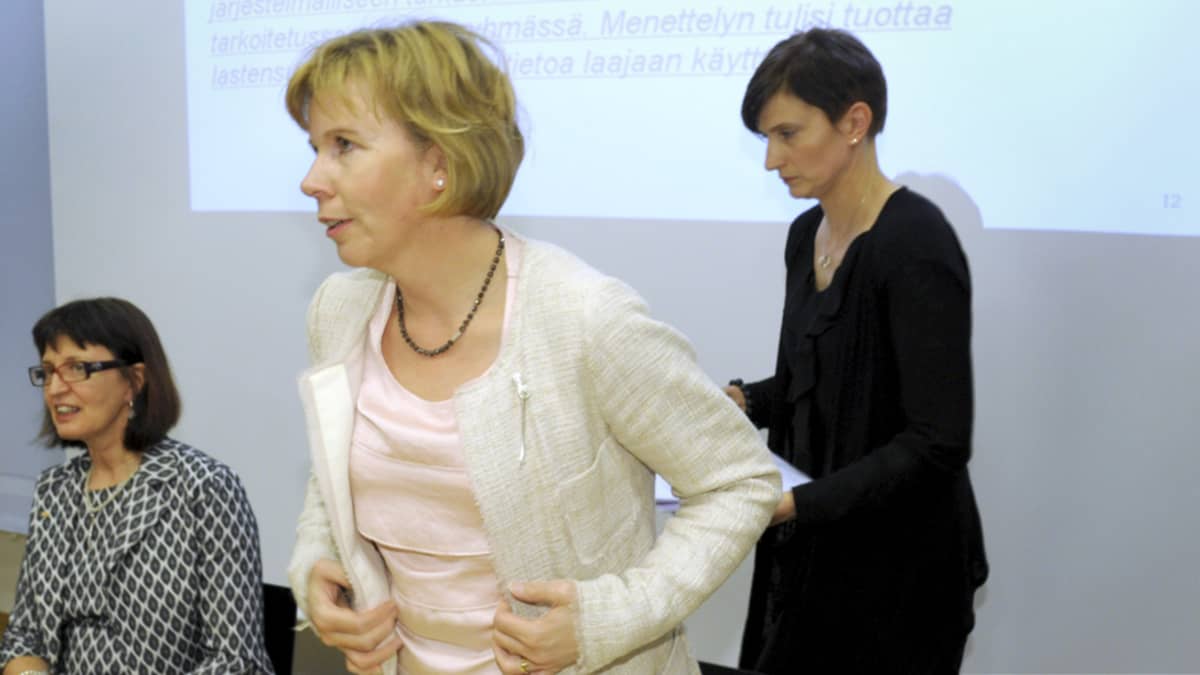 Oikeusministeri Anna-Maja Henriksson (r., kuvassa keskellä).