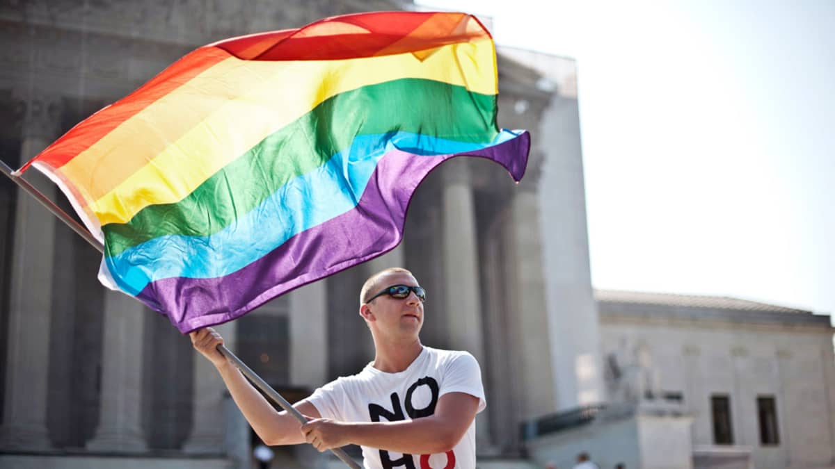 Homoaktivisti osoittaa mieltään Yhdysvaltain korkeimman oikeuden edustalla Washingtonissa. 