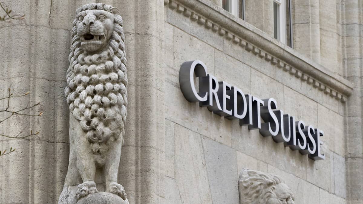 Credit Suisse Group:in logo ja leijonaveistokset korostavat kivitalon julkisivua.
