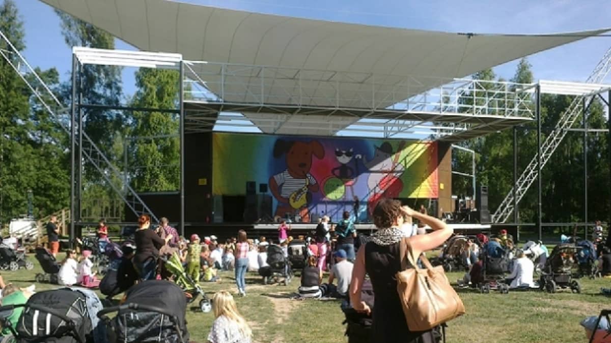 lokki-lava ja yleisöä Pori Jazz Kids festivaaleilla.