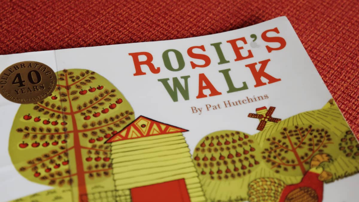 Kuvakirjan kansi "Rosie's Walk", jonka on kuvittanut Pat Hutchins. 