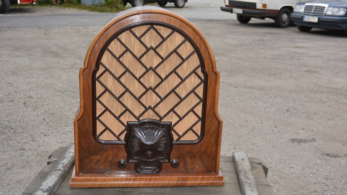Vanha Corona-radio on kotimaista tuotantoa oleva keräilijäharvinaisuus.