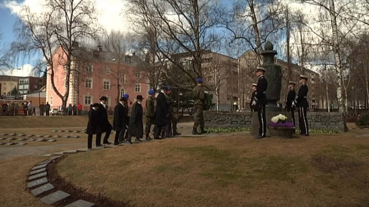 Seppeleenlasku sankarihaudalle Jyväskylän vanhalla hautausmaalla.