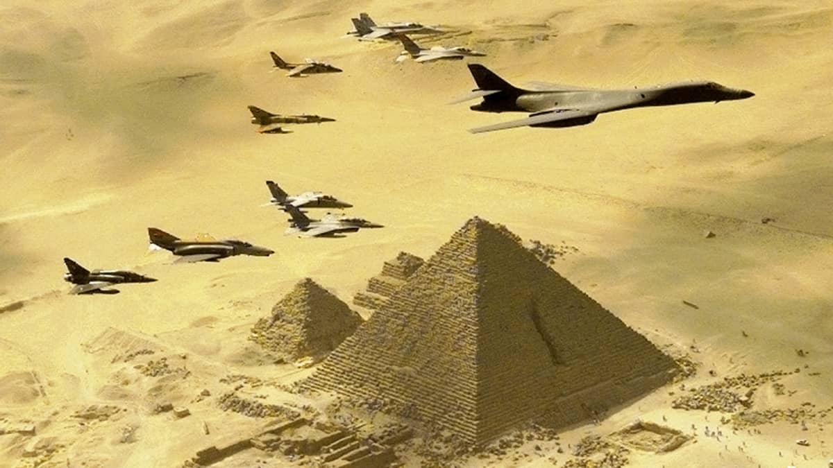 Eri maiden ilmavoimien hävittäjät saattavat Yhdysvaltain B-1B-pommikonetta Gizan pyramidien yllä.