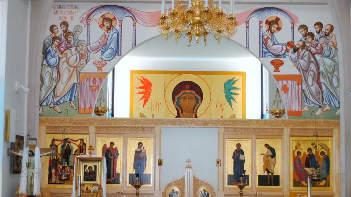 Lintulan luostarin kirkon ikonoseinä ja uudet maalaukset.