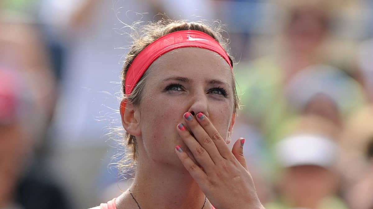 Valko-Venäjän tennispelaaja Viktoryja Azarenka lähettää lentosuukon yleisölle.