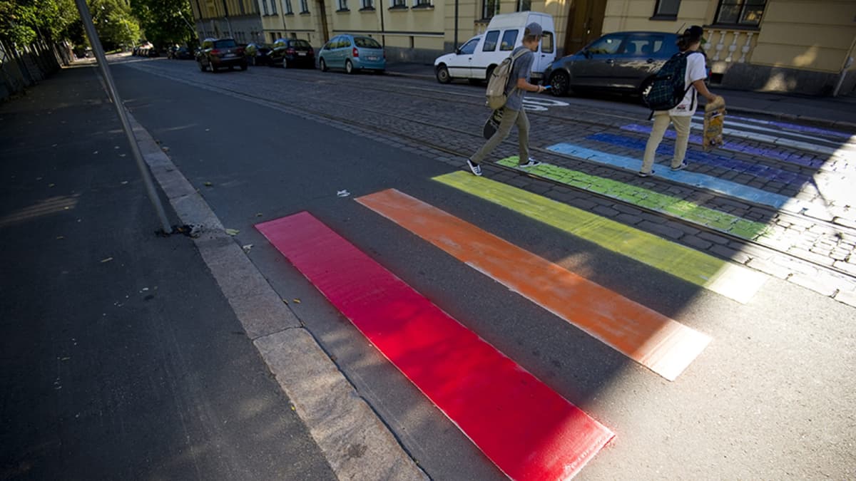 Sateenkaariväreillä maalattu suojatie.