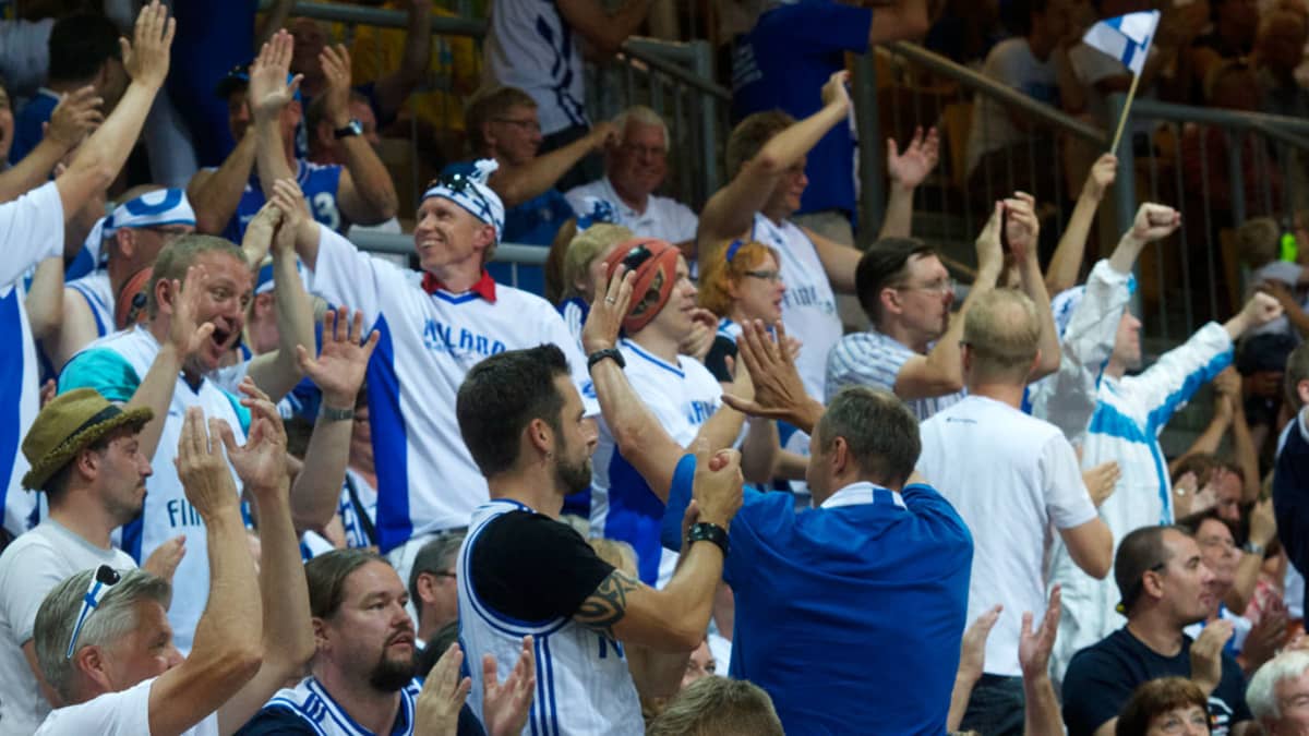 Fanit juhlivat Susijengin peliotteita koripallon EM-kisoissa Sloveniassa.