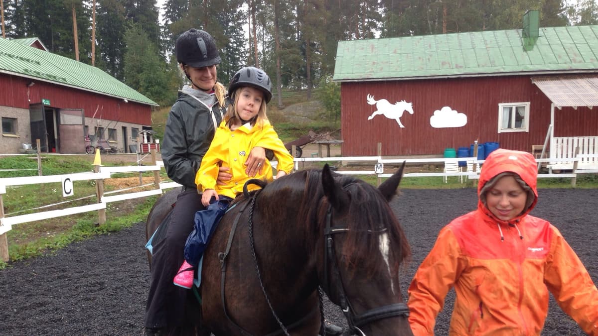 Maria Varpa ratsastaa Katri Kelan tukemana Doris hevosella. 