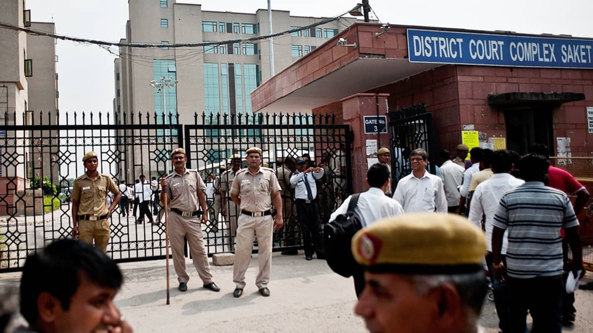 Intialaiset poliisit vartioivat oikeustalon edustalla Delhissä