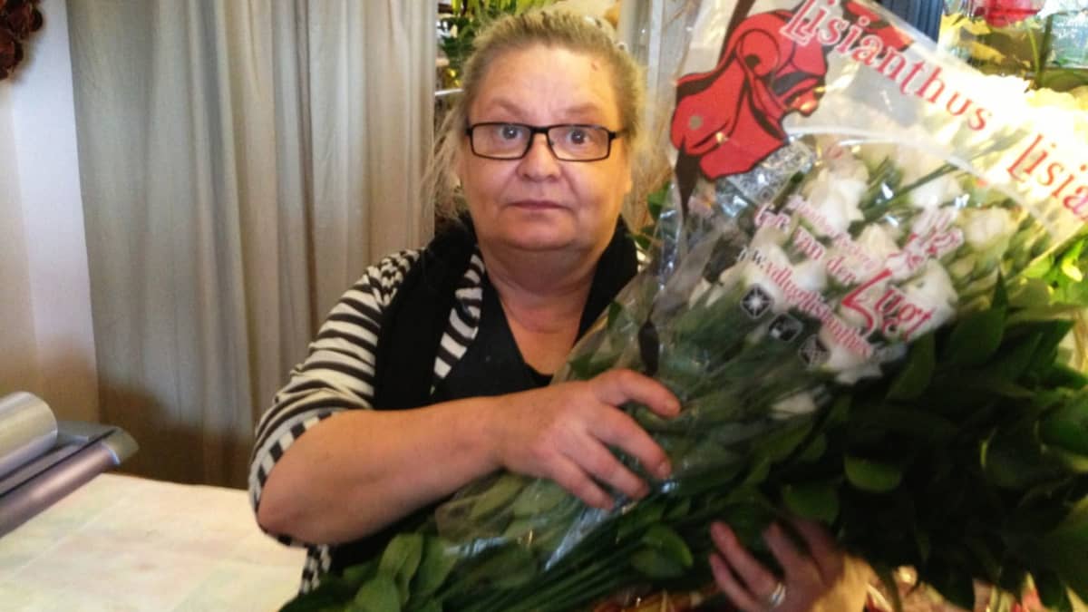 Kukkakauppias tarjoaa lamassa pieniä iloja | Yle Uutiset