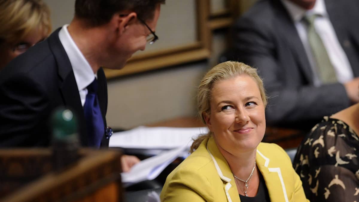 Urpilainen ja Katainen katsovat toisiinsa ja hymyilevät.