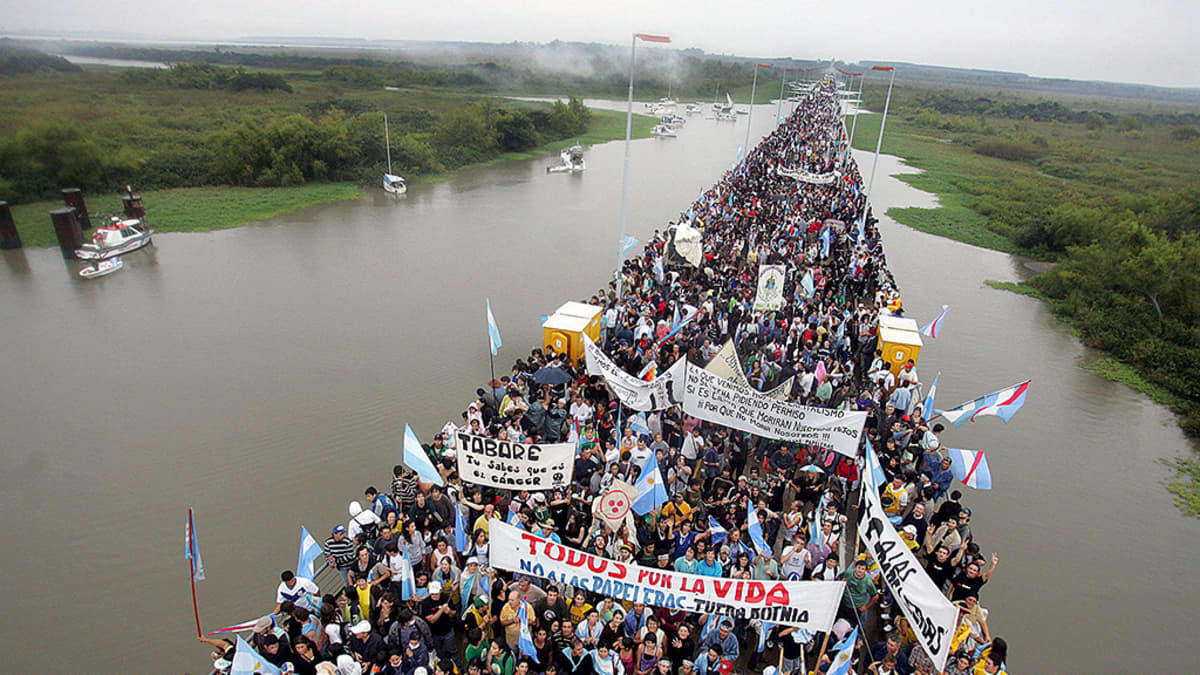 Argentiinalaiset ympäristöaktivistit osoittavat mieltään Fray Bentosin sellutehdasta vastaan San Martinin sillalla Argentiinan ja Uruguayn rajalla.